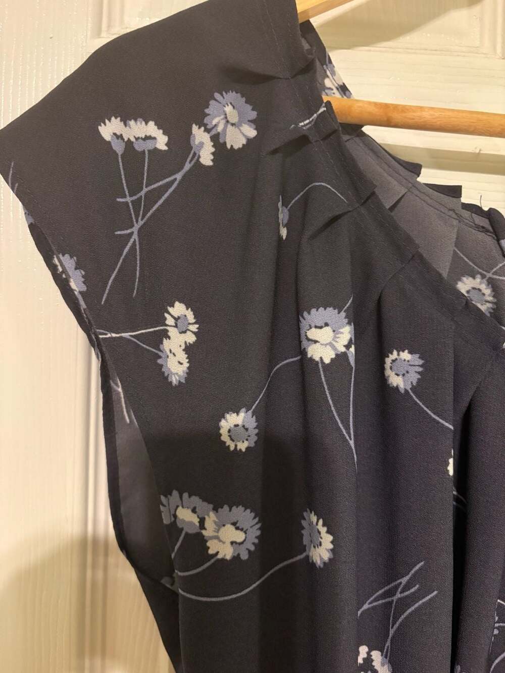 EUC LC Lauren Conrad Gray Floral Pleated Tie-Waist Midi Dress Size Large - Picture 3 of 13